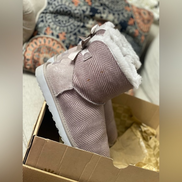 Ugg’s Mini Bailey Bow Shiny Reptile - Picture 3 of 5